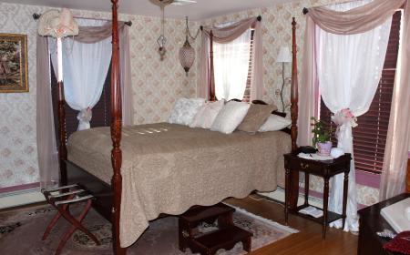 Honeymoon Haven/Royalty Suite